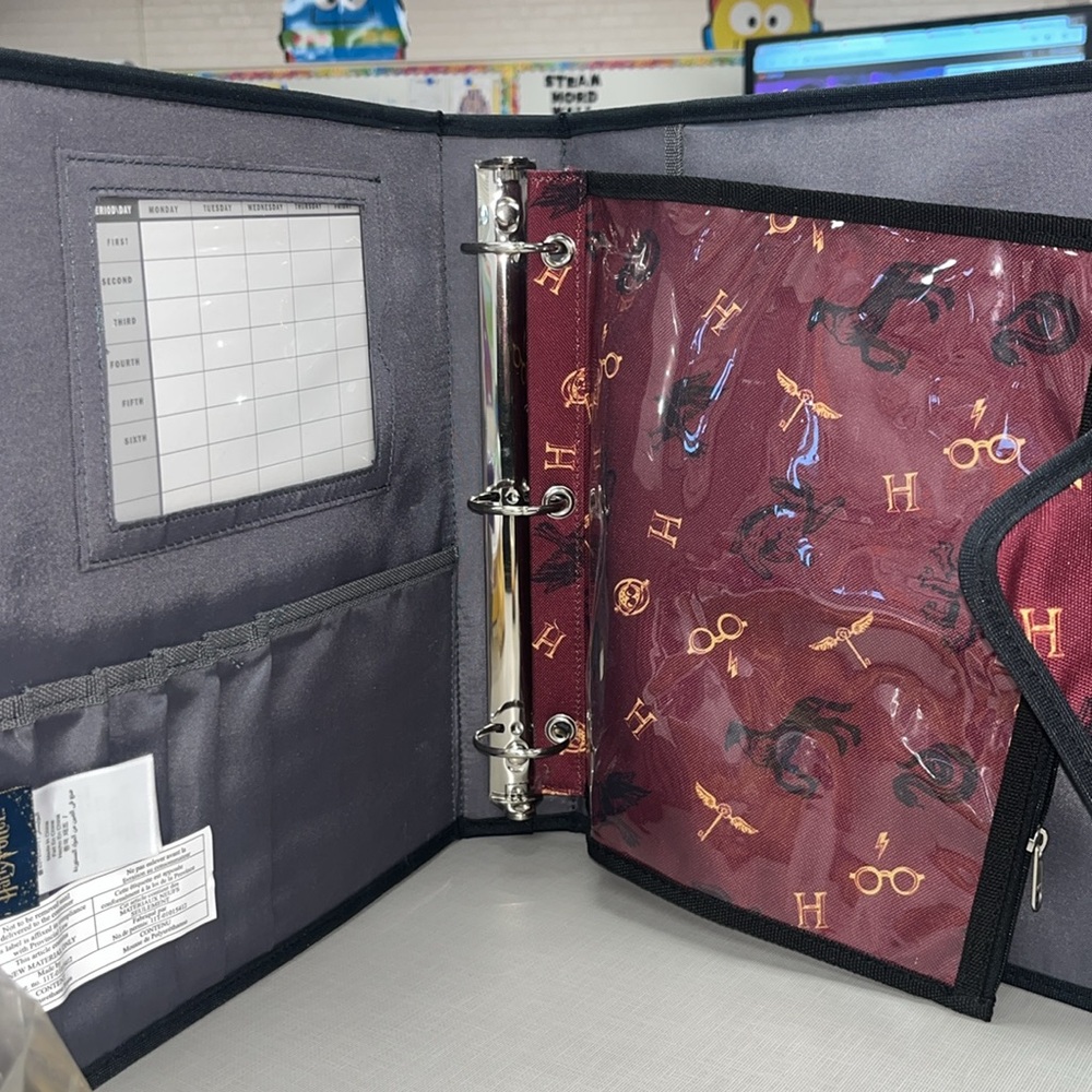 Harry Potter binder w/matching pencil bag.
Great condition. No rips/tears. - Picture 7 of 7